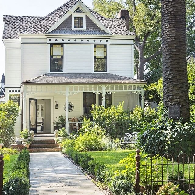 Just cleaned off the porch &amp; separated the chairs. Hoping to have a friend over for 🥂.
What are you doing? 
#mysoulfulhome
#historichome
#victorianhome
#boxwood
#awhitegarden
#whitefarmhouse
#countrylivingmagazine 
#myhousebeautiful