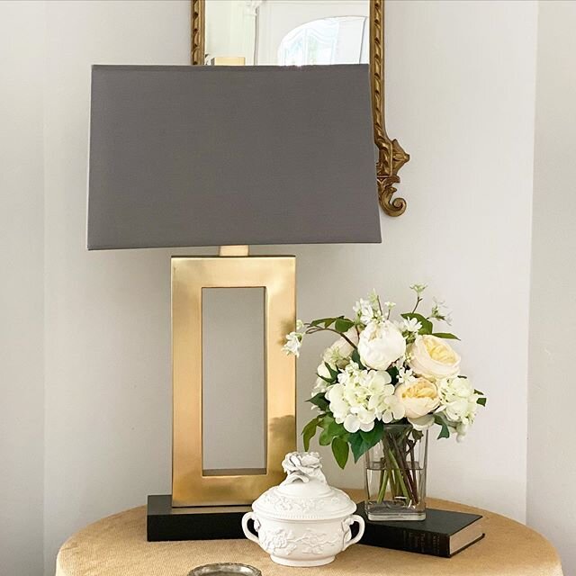 The bold &amp; the beautiful. Juxtapose eras, styles &amp; vibes. As in life, in decorating, it is so much more interesting when you mix it up!

#collectedlook
#juxtaposition
#modernlamp
#vintageporcelain
#gildedmirror
#parisaparment
#mysoulfulhome
#