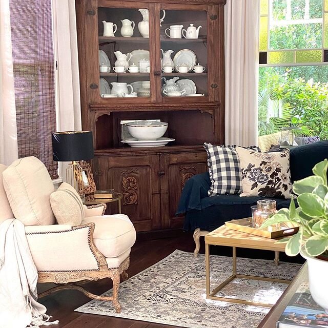 Loving my new living room rug! Post prior shows the other end of this room. Long narrow rooms are a challenge to decorate. TIP: create 2 conversation areas with this room layout. 
Heritage rug by @esalerugs 
Not sponsored just a great rug at a great 