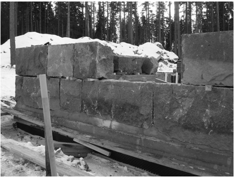 Graniittisokkeli tekeillä. Kova työ, hieno lopputulos.