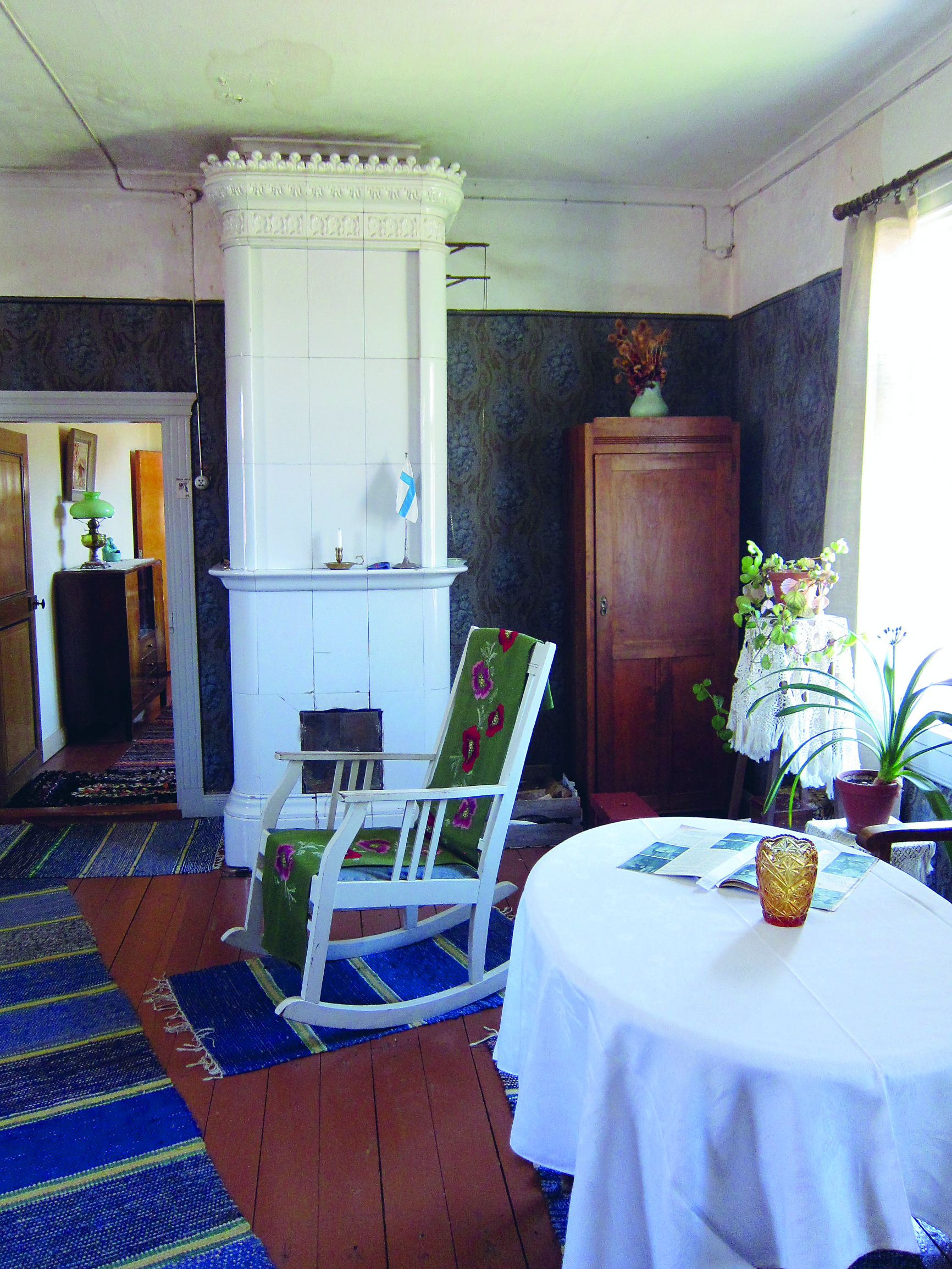 Saliin on perinteisesti valittu talon komein tapetti. Kuva Kuralan Kylämäestä, turkulaisesta Elävän Historian Kylästä.