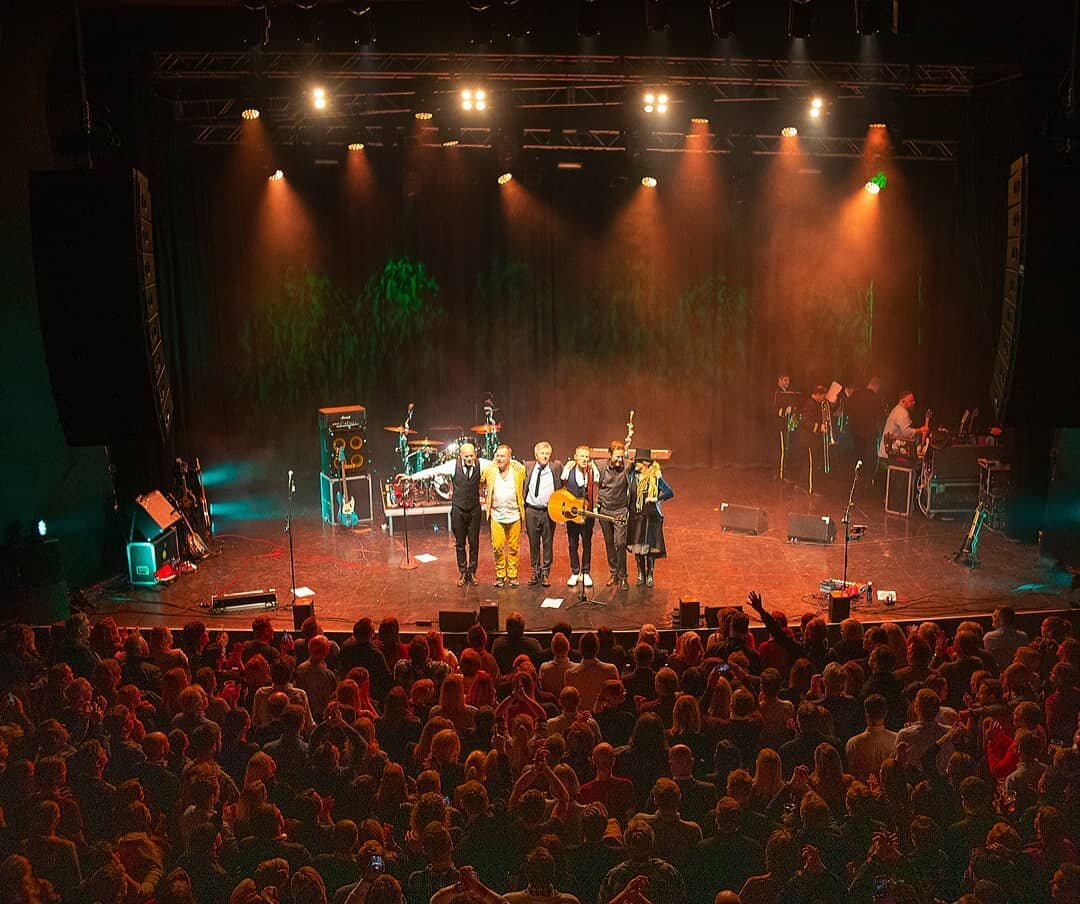 Vi smiler fortsatt!😁 H&aring;per dere ogs&aring; gj&oslash;r det! 😍😍 Foto: @elfworl
#sesi2020👌 #diderre #toppstemning #sentrumscene #juleferien&aring; #musikkerfint