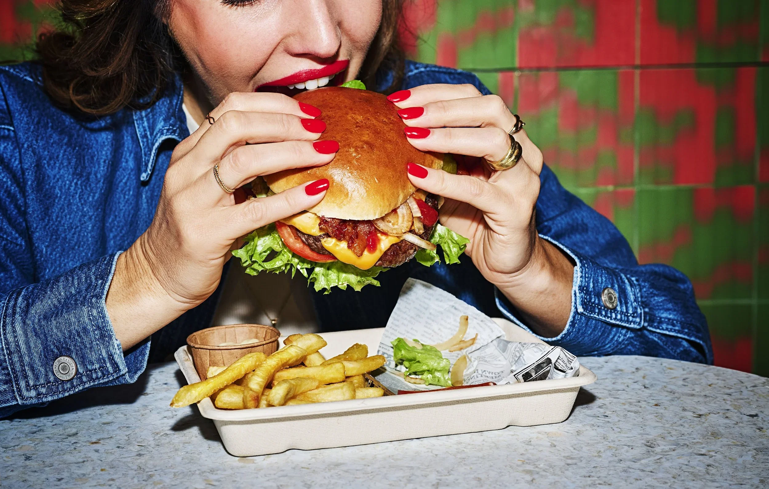 241119_NOISE_BIDFOOD_Model_Burger_v2.jpg.webp