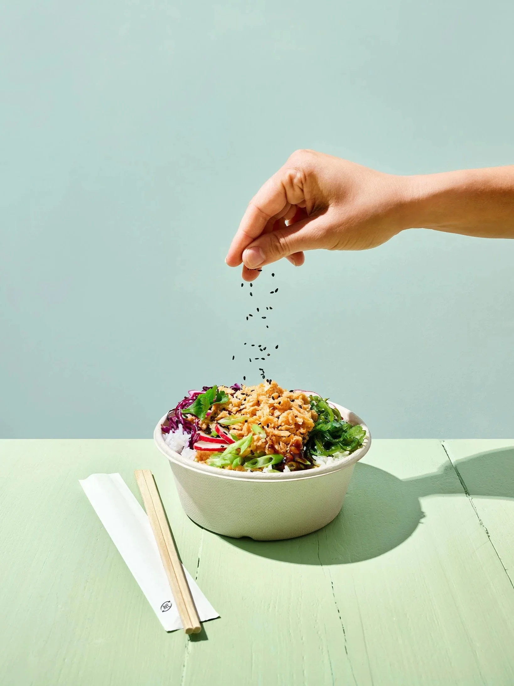 230522_GGPROF_SUMMER_ToGo_Sea-lover-Pok%C3%A9-Bowl-with-Garden-Gourmet-Vuna_hands.jpg