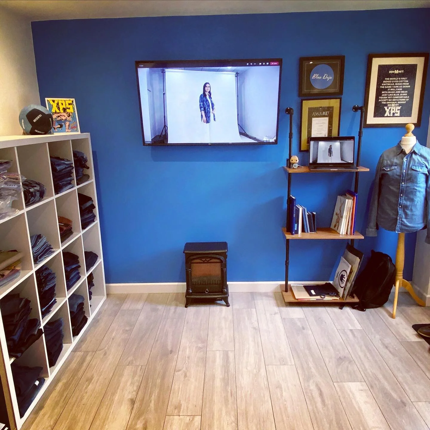 Directing a photoshoot for a brand from the Dojo HQ 🔵🤐

#denim #jeans #blue #savings #ootd #designer #design #aw21 #outfitinspo #outfits #vintage #skinnyjeans #authenticjeans #skinny #circularfashion #denimdesigner #bluejeans #sustainable #sustaina