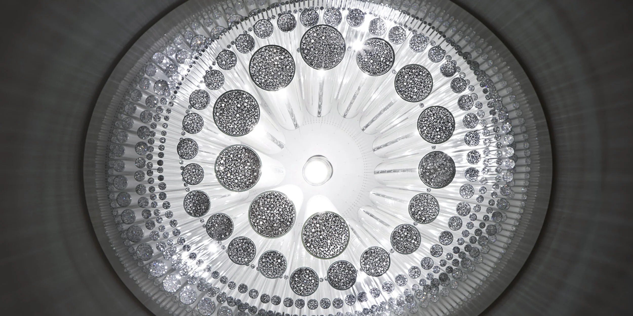 Eva_Menz_Nairobi_Cascade_glass_sculpture_light.jpg