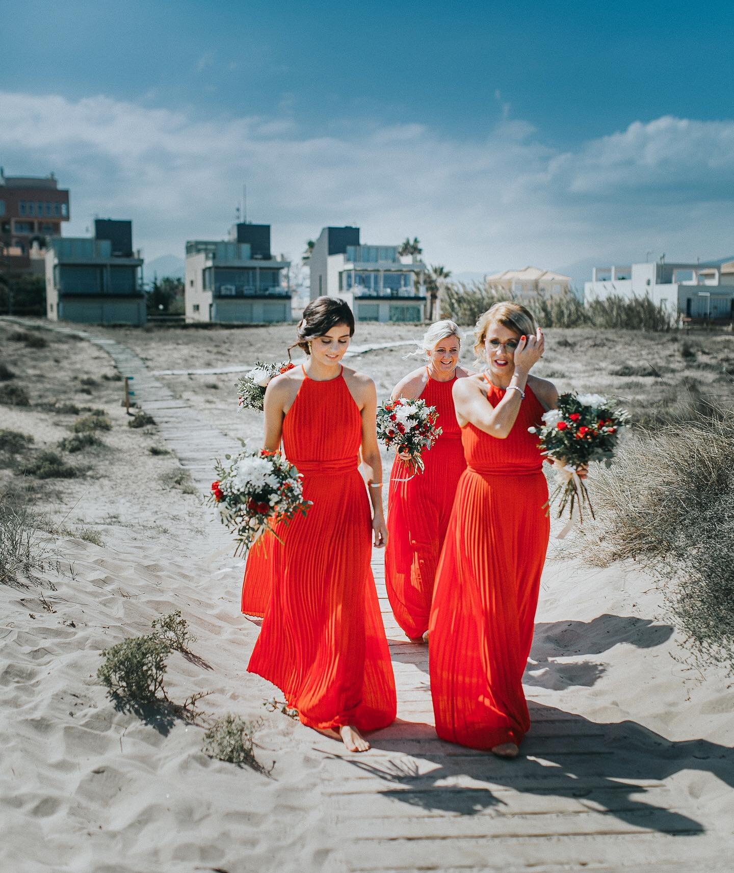 Lo &uacute;nico malo de las #bodas en la #playa es que te llenas de arena.
#weddingphotography #beach #beachwedding #spain #red #bridesmaids #damasdehonor #fotografosdebodas #fot&oacute;grafosvalencia #bodasplayeras