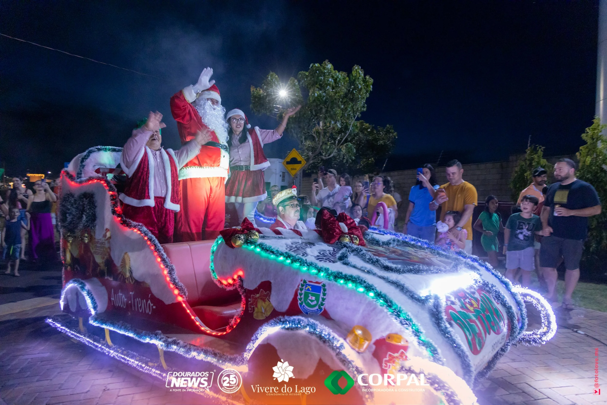 Chegada do Noel encanta famílias no Vivere do Lago