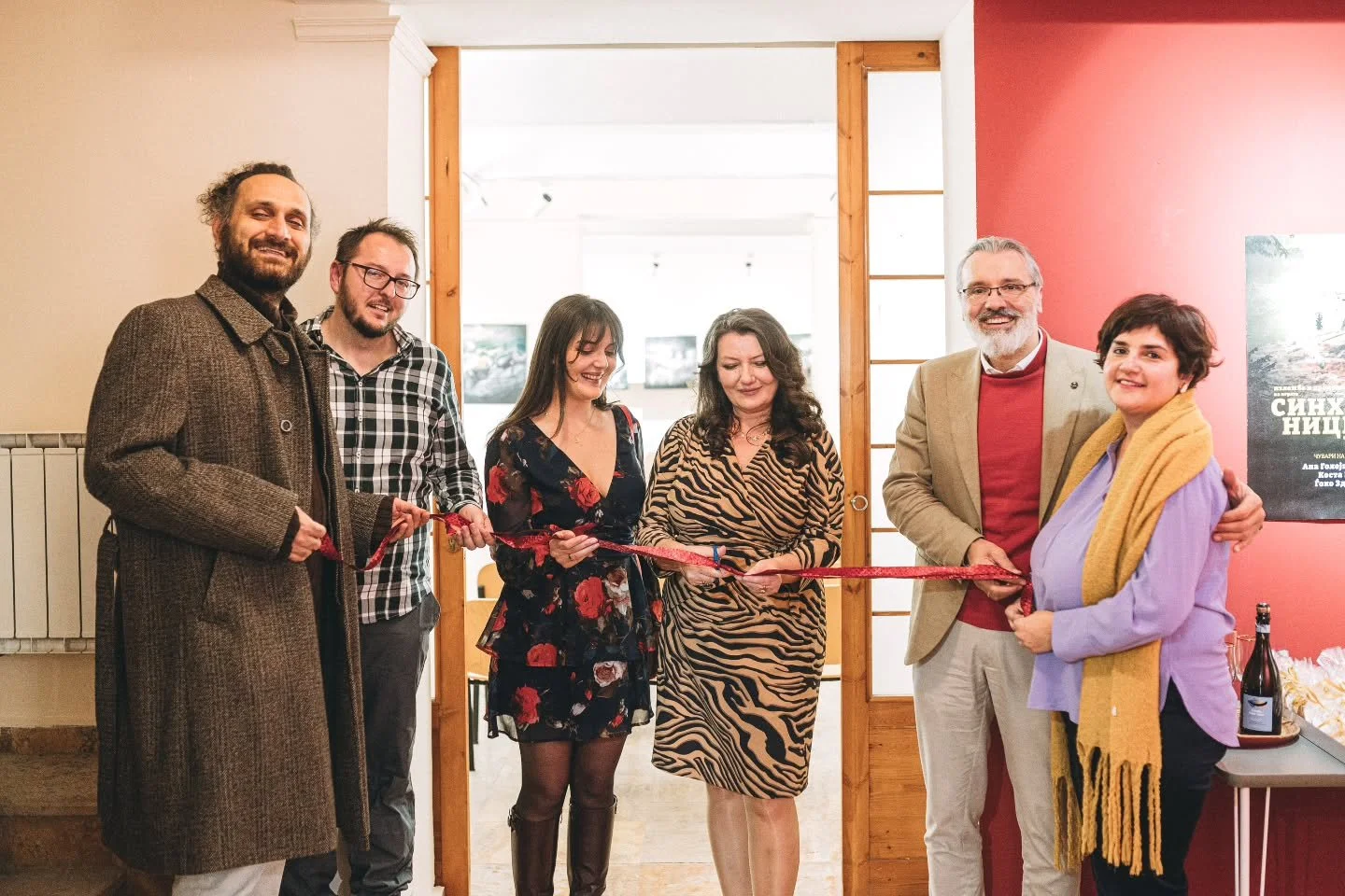 Вчеравечер сета магичност на светот се беше претворила во сноп светлина што ја осветли галеријата &bdquo;Метаноја&ldquo;. Два исклучителни моменти се споија во едно. Промоцијата на играта &bdquo;Синхроницитети &ndash; Чувари на приказната&ldquo; од М