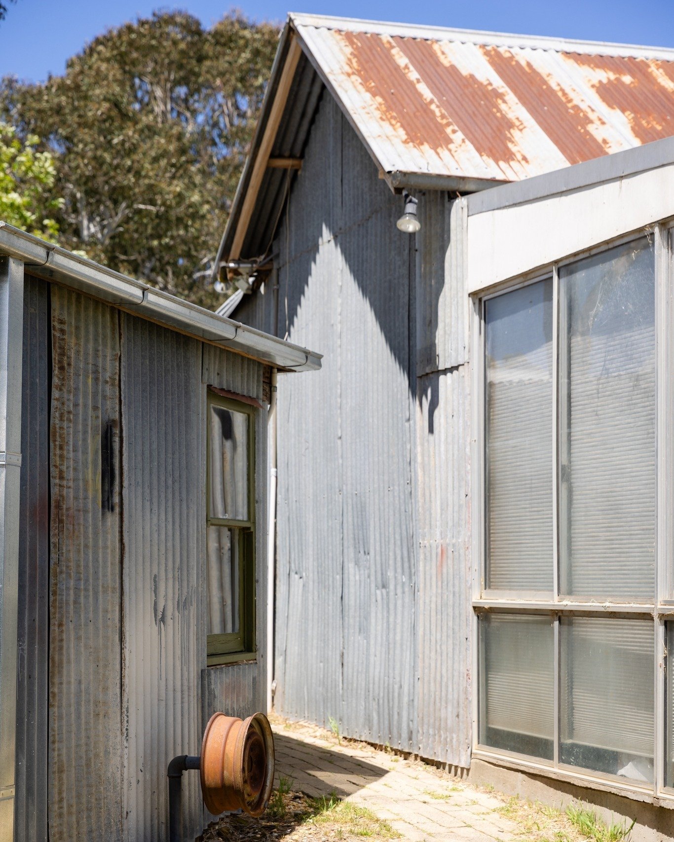 😍 Come for the corrugated iron, stay for the amazing studio location!

Calling all artists on the lookout for studio spaces - did you know Strathnairn Arts accepts applications all year round?

Strathnairn provides subsidised studio spaces for emerg