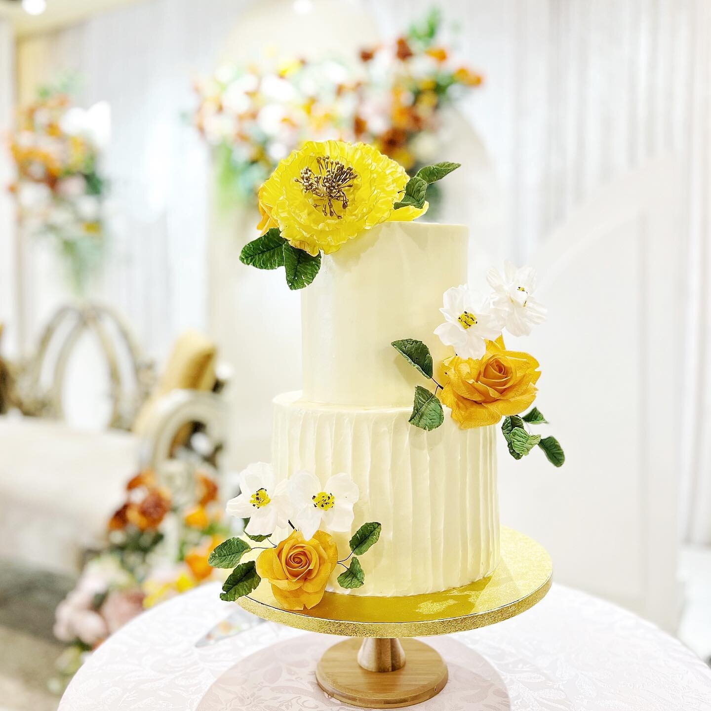 Bright, cheerful and happy 💛🧡✨ Everything a cake should be! Crafting these sugar flowers in bright colours surely made me delighted. Moving forward, I'll be working exclusively with sugar flowers! 🤩 #CakeVowWeddings