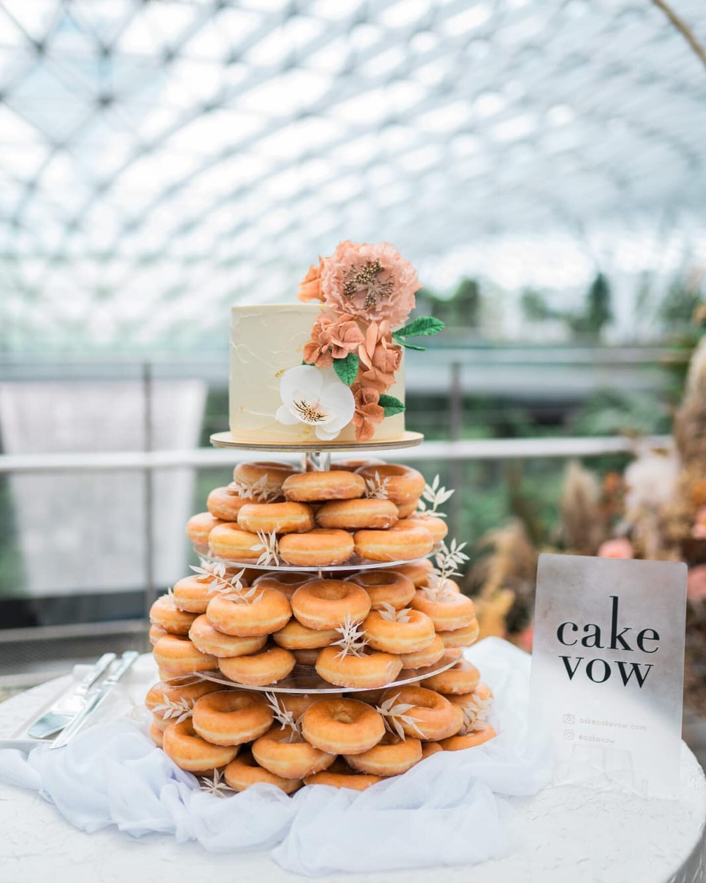 A cake and donut tower, combined into one! This is the best of both worlds 🤩🤤 #CakeVowWeddings