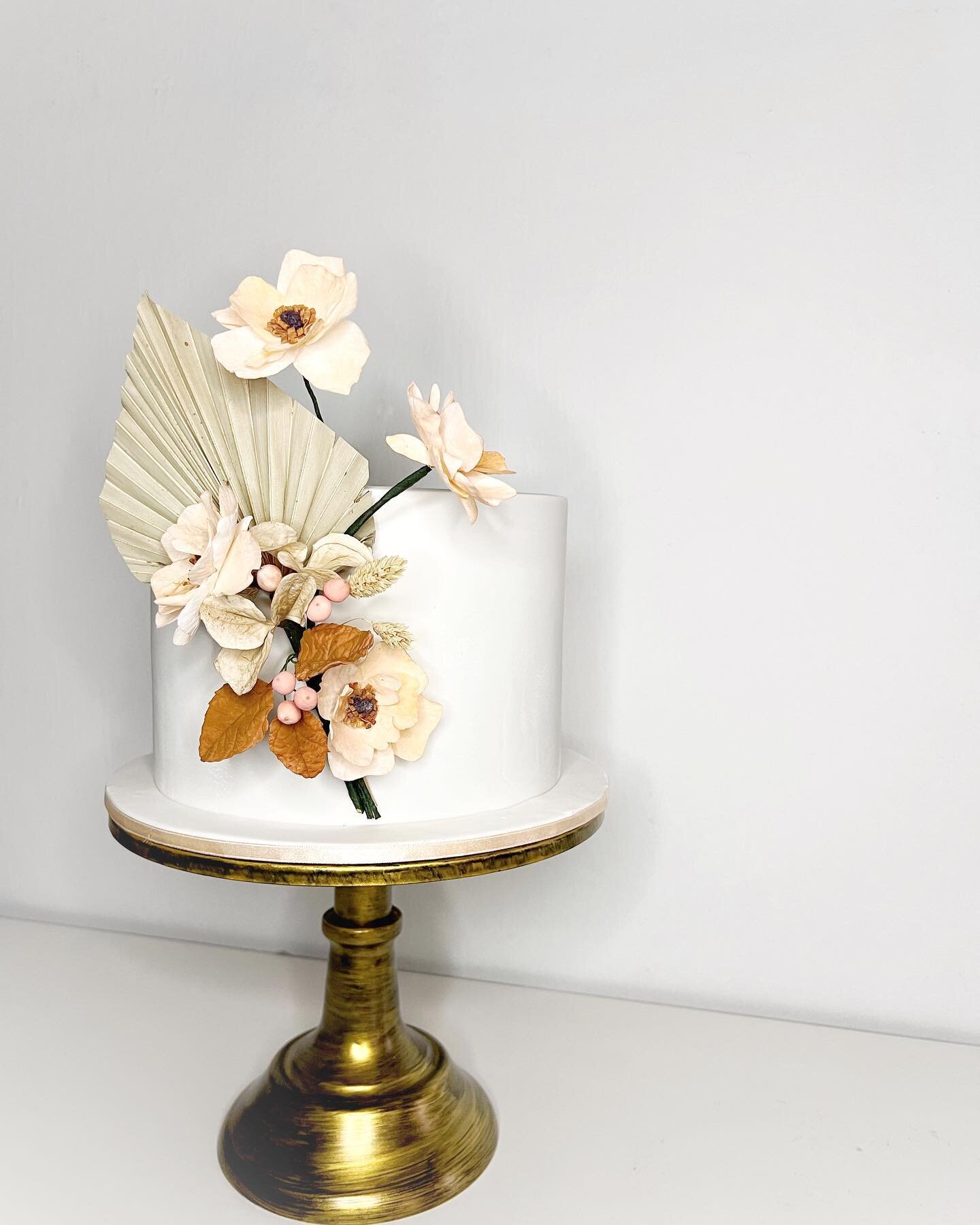 This cake features a mixture of different mediums. Wafer paper, sugar flowers and preserved flowers ✨ #CakeVowWeddings