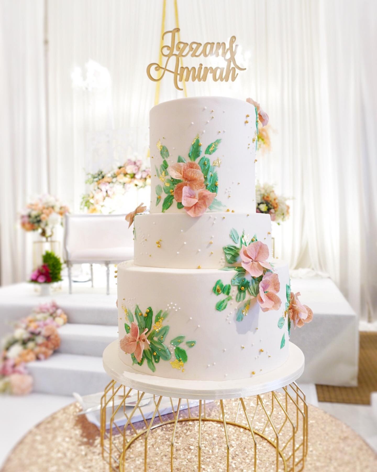 Something that I'm always grateful for is having clients who trust my ideas and recommendations. For this baby, instead of the regular tiered look, we decided to incorporate an unconventional cake height! Lovinggg it 🤍🤍🤍 #CakeVowWeddings