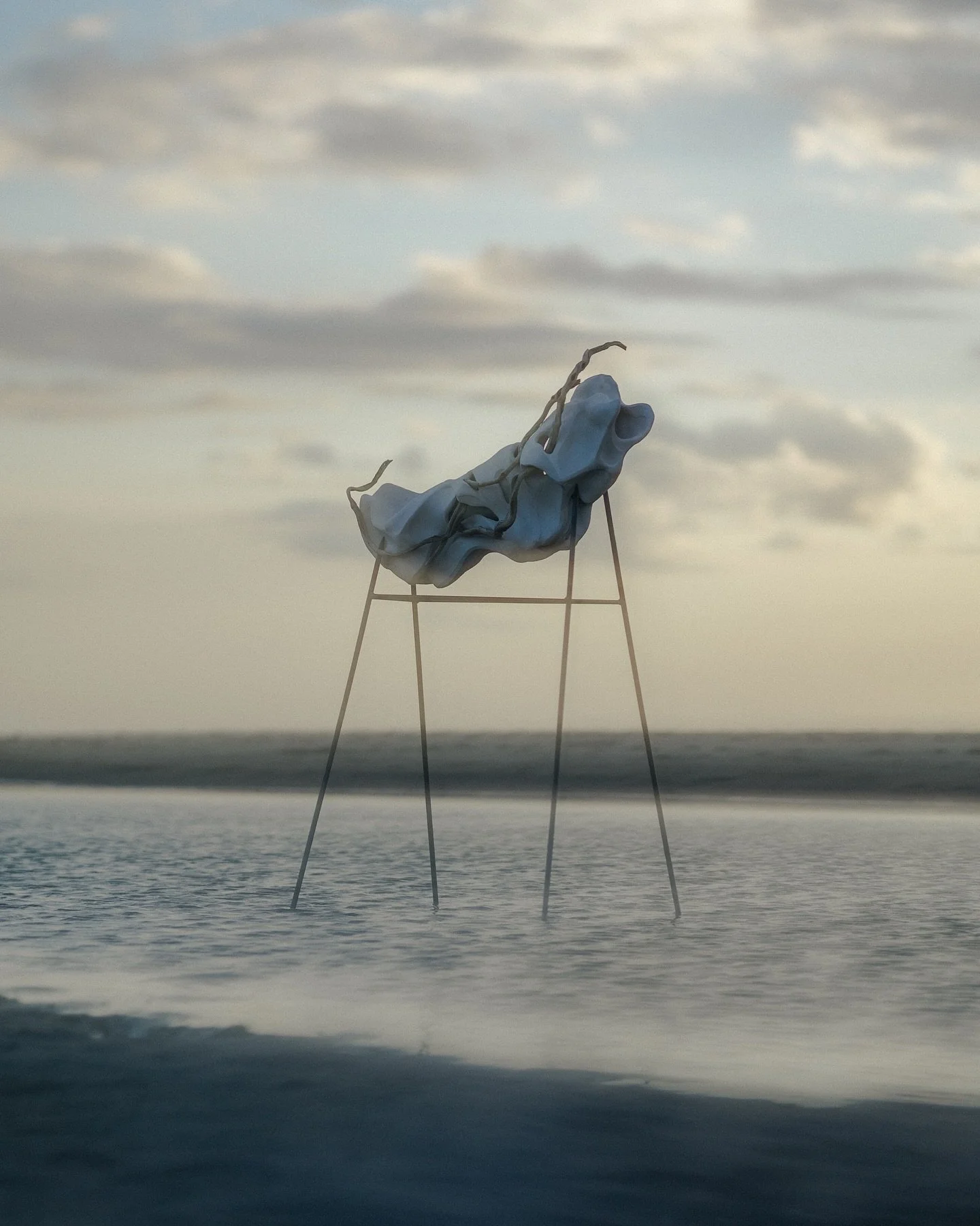 Yana vroeg mij nog &eacute;&eacute;n keertje foto&rsquo;s te maken van haar werk, voor ze naar Oslo verhuist om verder te studeren over keramiek. Hier een deel van haar prachtige afstudeerwerk, op dezelfde plek als altijd, vlak voordat de regen begon