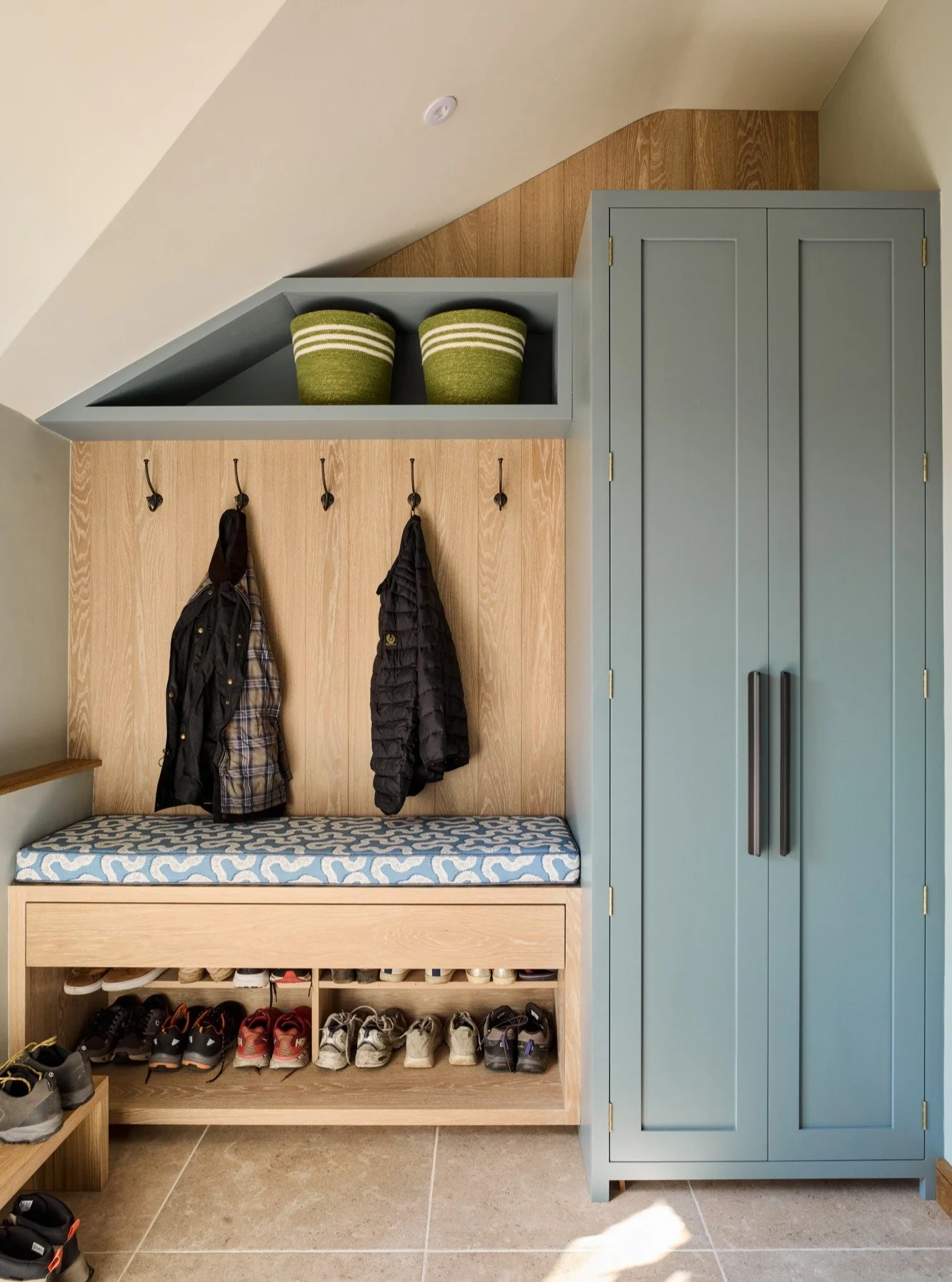 From the in-frame cabinetry to the oak panelling &ndash; a boot room made for country living.

Photography: @snookphotograph 

#bespokeinteriors #bootroomdesign #countryhomestyle #inframecabinetry #oakdesign #madetomeasure #madeinbritain #interiorins