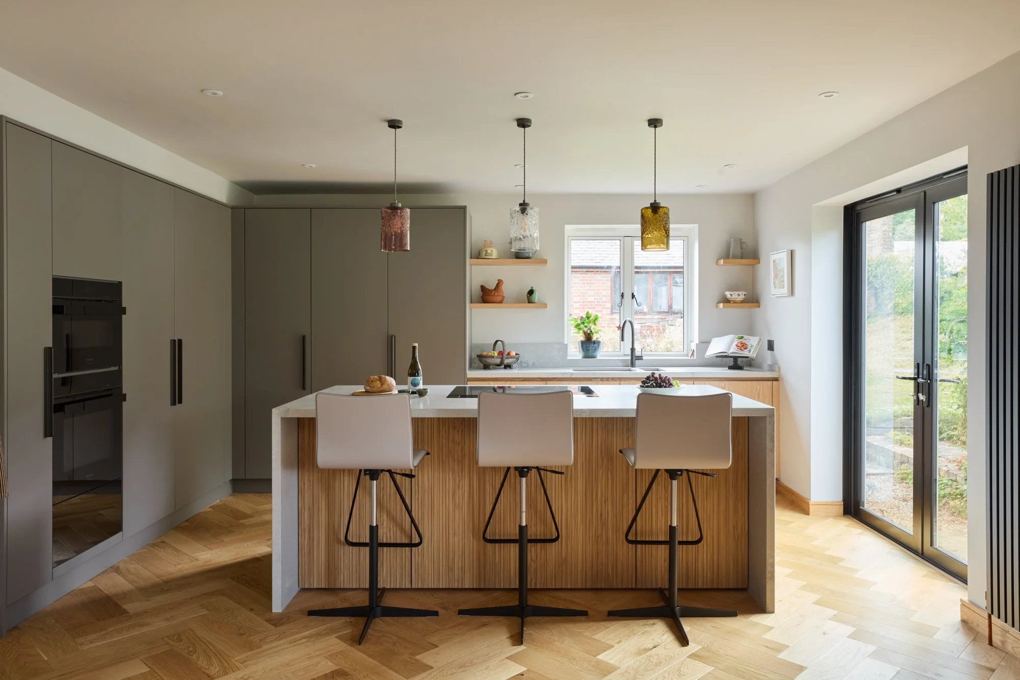 A seamless blend of heritage and modern design, this bespoke kitchen pairs ultra-matt Fenix fronts with warm oak veneers, perfectly complementing its rural Hampshire location. And yes&hellip; that&rsquo;s a hidden passage leading to the utility 👀✨

