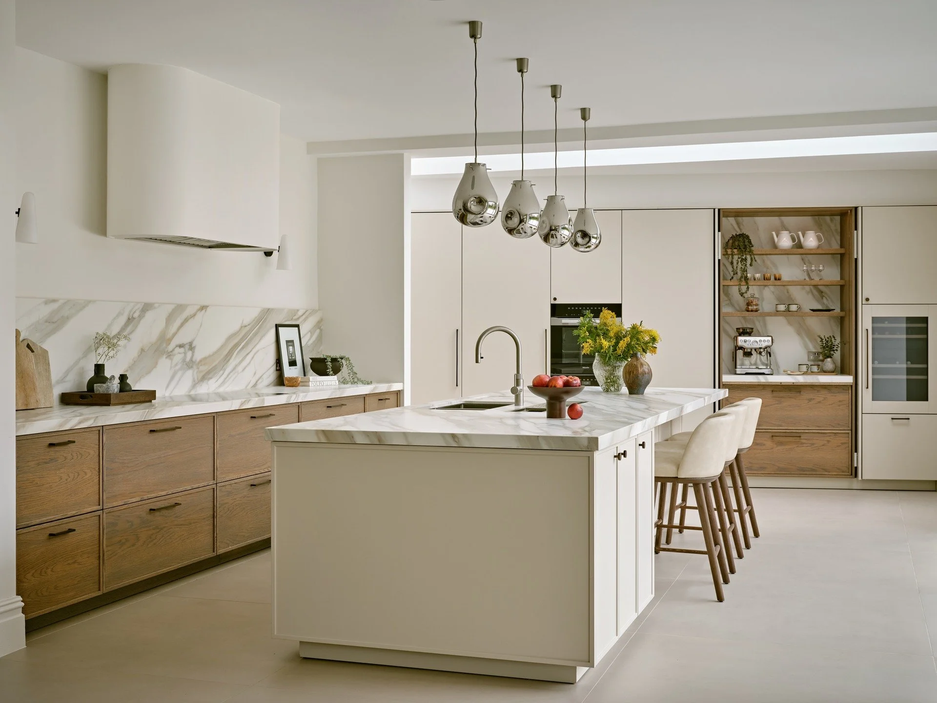 Our latest kitchen project, West London House, is now live on our website portfolio.

Designed in collaboration with @k_artedesign , this bright, contemporary space pairs beautifully crafted micro-shaker oak cabinetry with painted maple fronts for a 