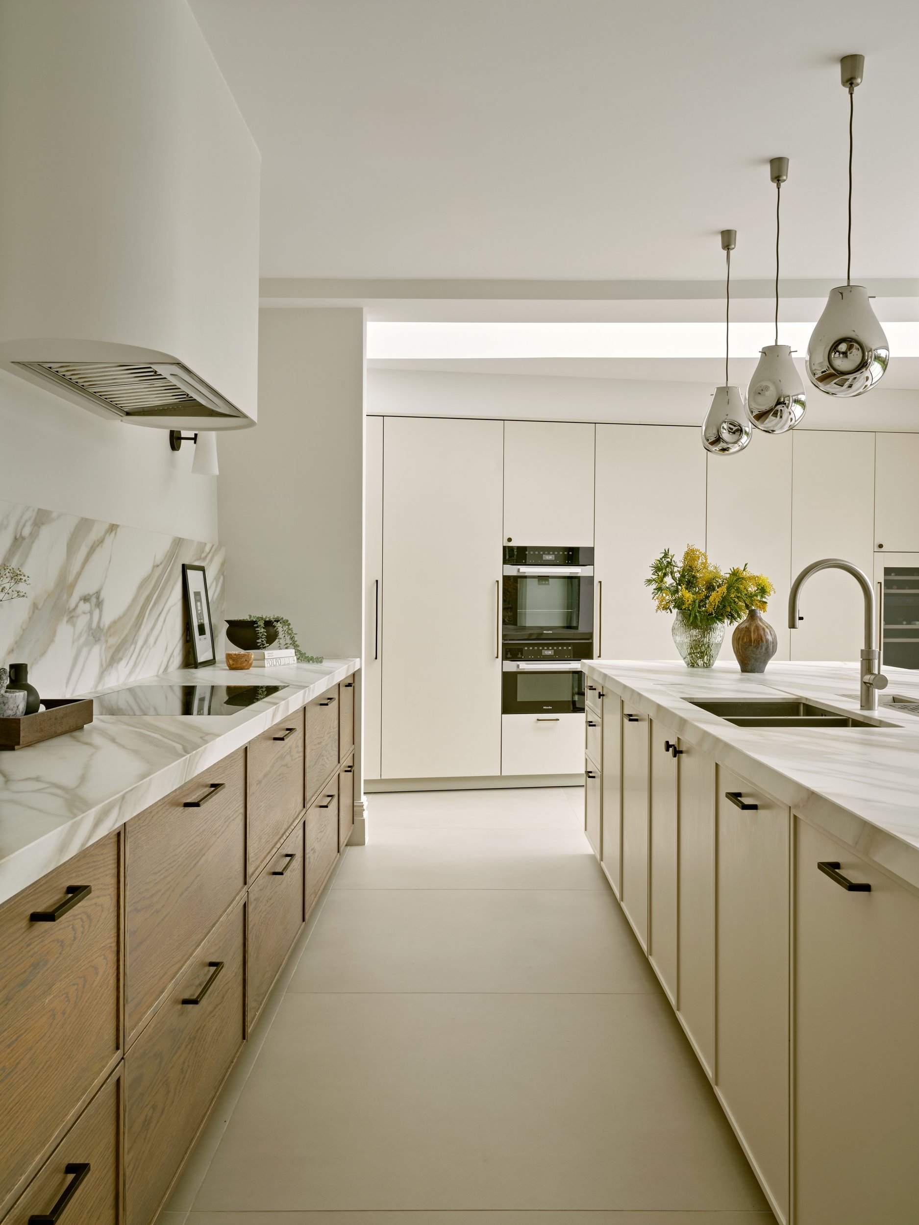 Micro shaker Kitchen, oak veneered and painted maple, Sapienstone worksurface and bespoke curved chimney