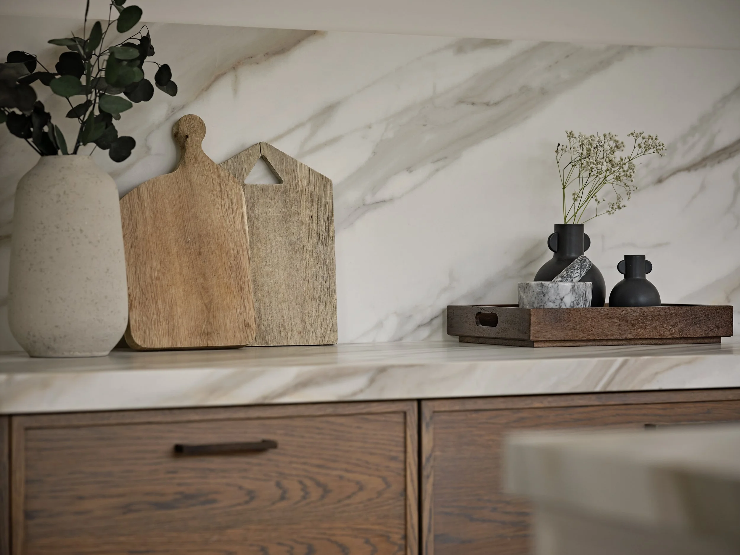 Micro shaker Kitchen, oak veneered cabinetry. Sapienstone worksurface and splashback 