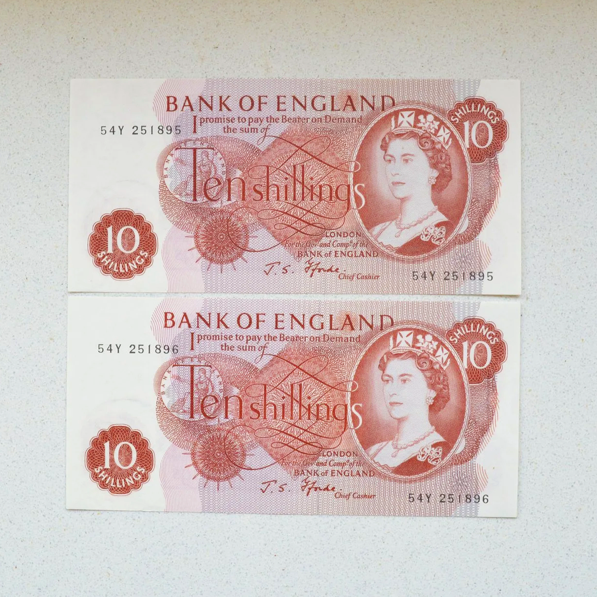 United Kingdom 1967 2 Consecutive 10/- Notes - UNC-62 (Avg)