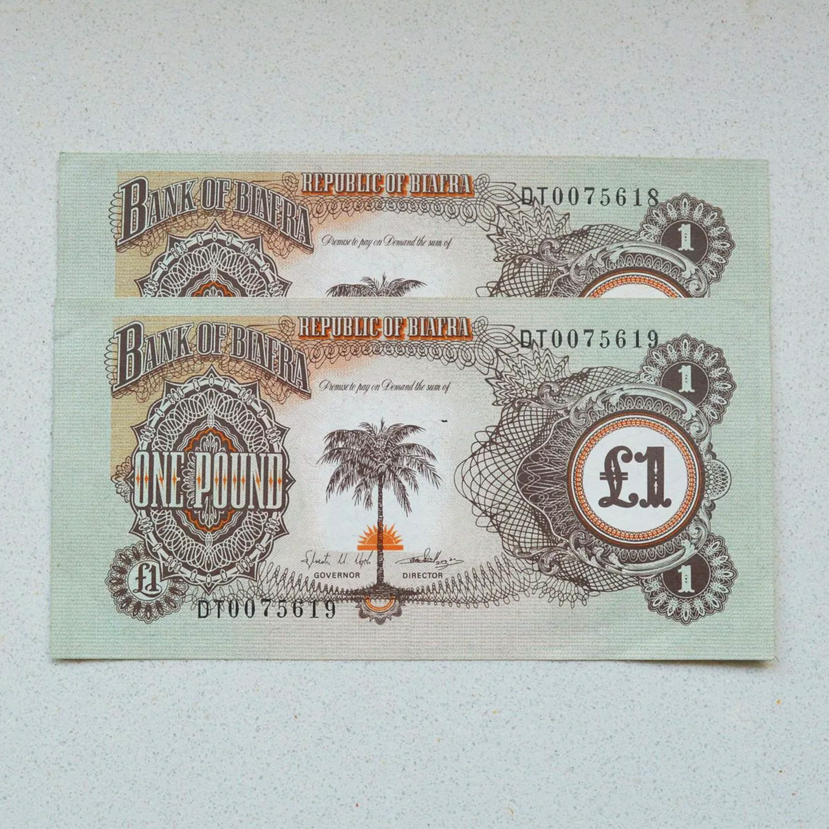 Biafra 1968-69 Pound Notes, 2 Consecutive - UNC-60