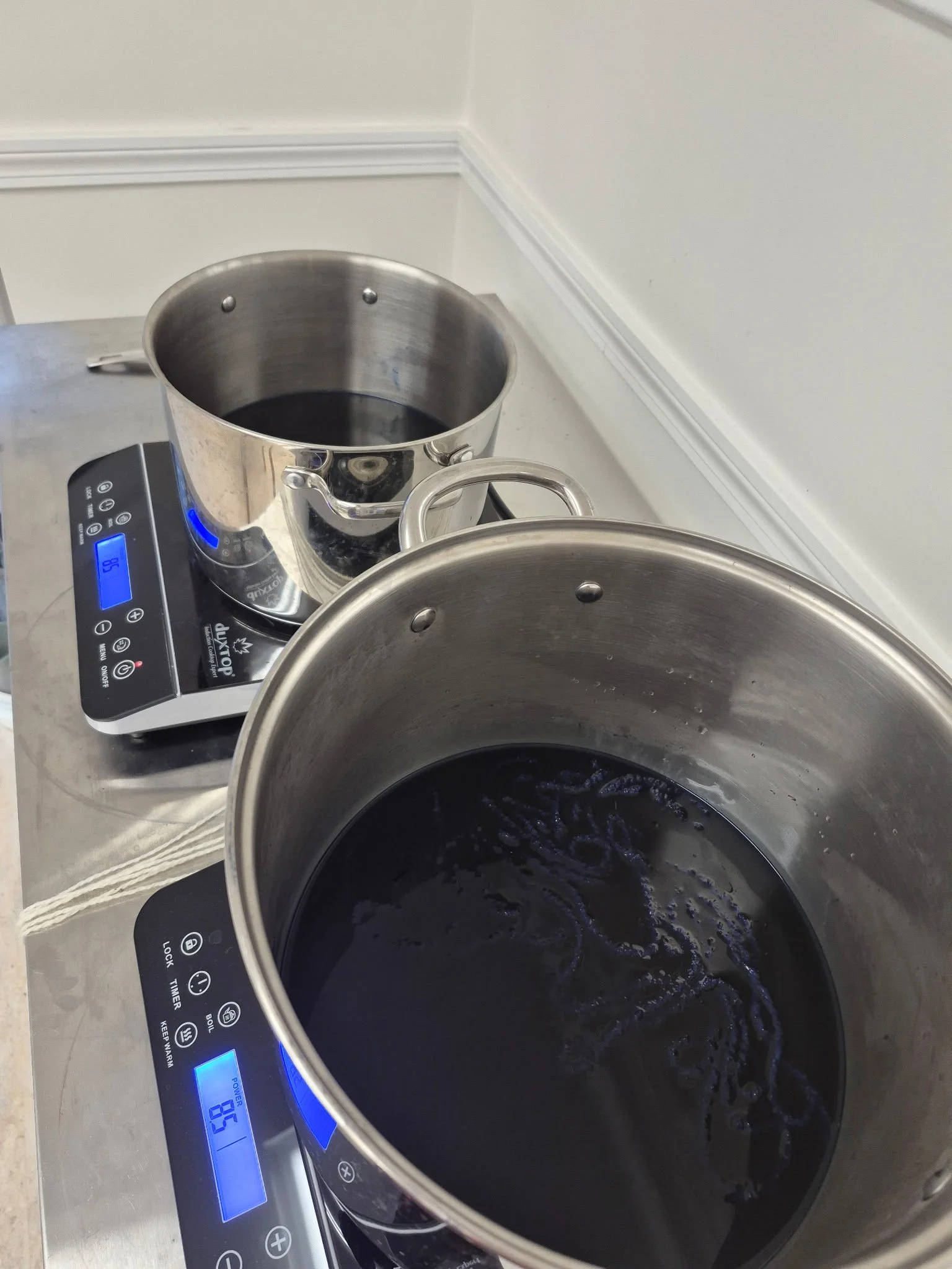 Yarn dyeing underway at the Middlebury Studio School.