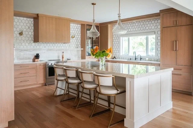 The Harbor Project

Cabinet Line: @mousercabinetry 
Door Style: Portrait
Wood Species: Quartersawn Oak
Finish: Cadet

Island Door Style: Amity
Island Wood Species: Maple
Island Finish: Divinity

Interior Design: @mdadesignltd