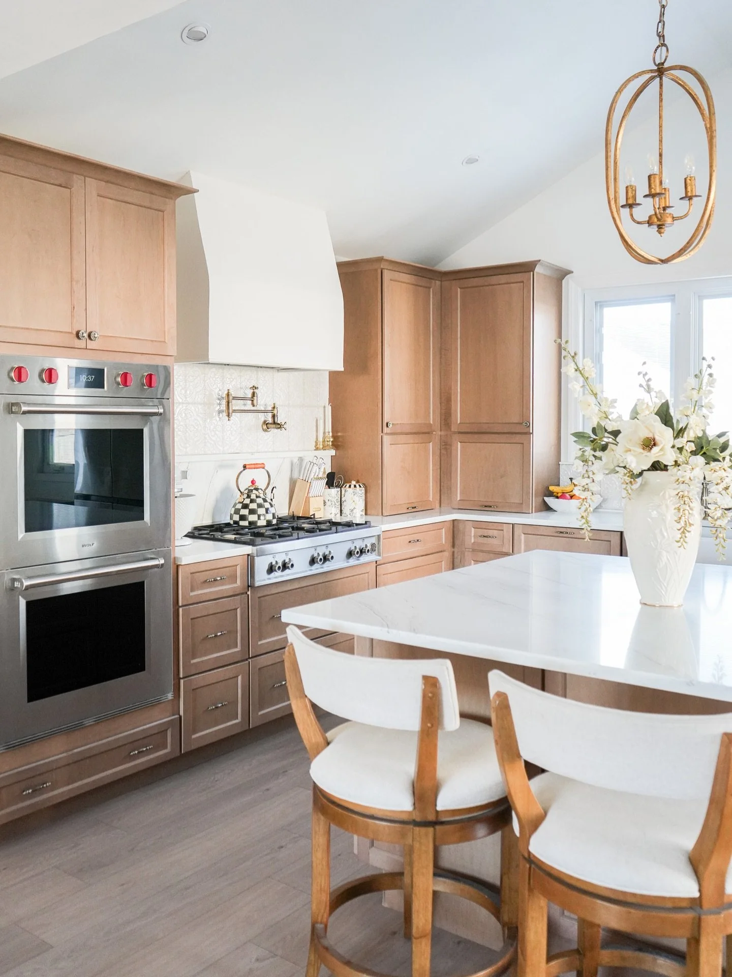 Set your kitchen timers! Coming up next in project reveals, a flowing layout with warm stained cabinetry ⏲️