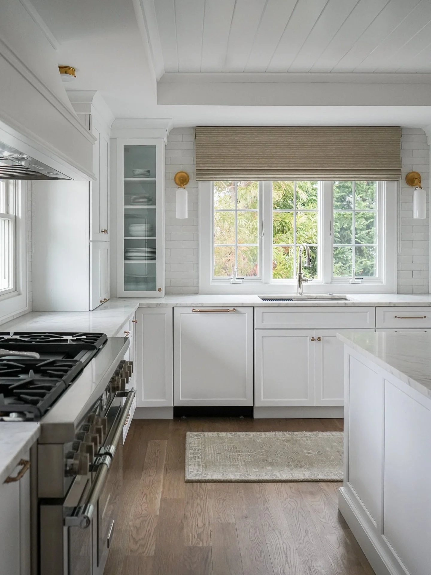 Here&rsquo;s a little sneak peek of this dreamy white, perfectly coastal kitchen before the full reveal! 

All about teamwork:
@jeanneallendesign 
@mlaietacontracting