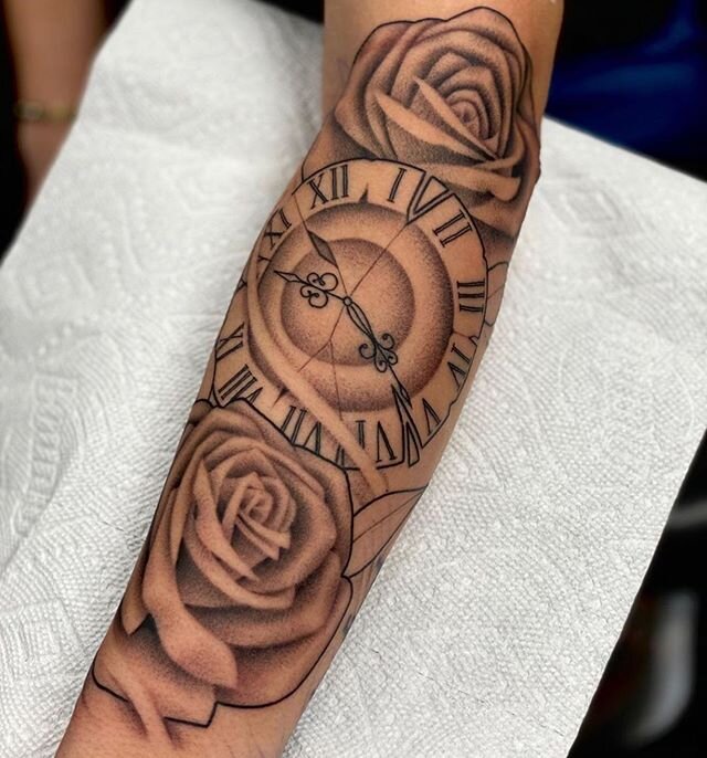 Roses and clock by: @ar_tattoos_nyc
For appointments please email topshelftattoos@gmail.com or stop in shop.
&bull;
213-02 42nd Ave.
Bayside, NY 11361
718-423-2637
&bull;
#topshelftattoo #topshelftattoonyc #tattoo #tattoos #blackandgraytattoo #blacka