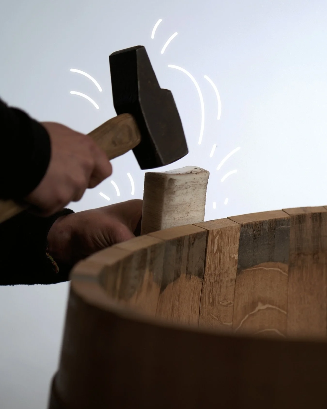 Un geste précis, une résonance familière.
Nos tonneliers façonnent chaque fût avec exigence et émotion.