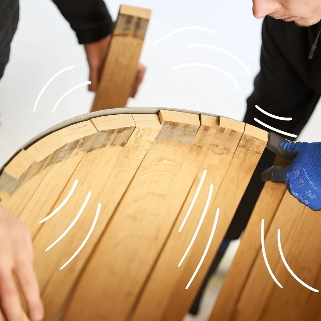 Chaque douelle trouve sa place, une à une, sous les mains du tonnelier.
Le cercle n’est pas encore fermé, mais déjà l’harmonie s’installe. Excellente reprise à tous !