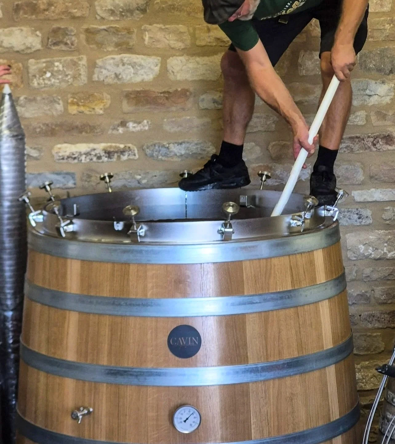 Nous avons eu le plaisir de concevoir et fabriquer une cuve en bois sur mesure pour @thomaspascalwine , pensée dans les moindres détails pour répondre à ses besoins et sublimer son travail de vinification.