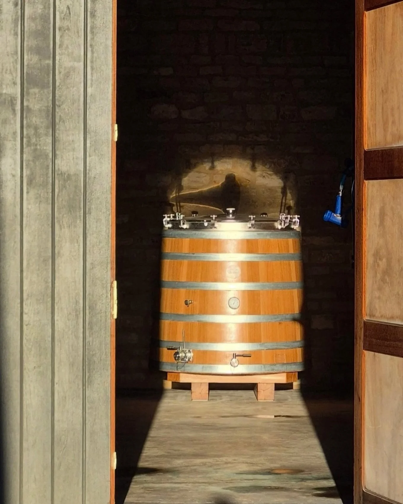 Dans la lumi&egrave;re, nos grands contenants prennent toute leur dimension.
Chaque cuve est fa&ccedil;onn&eacute;e avec la m&ecirc;me exigence que nos f&ucirc;ts : s&eacute;lection minutieuse des ch&ecirc;nes, ma&icirc;trise du s&eacute;chage, assem