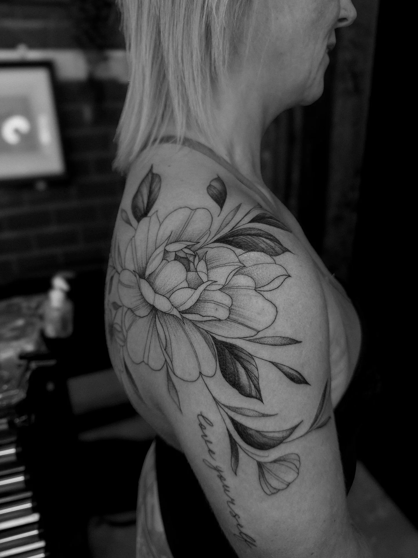 Floral shoulder for Alex 
&bull;
&bull;
&bull;
&bull;
#tattoo #tattooing #tattoos #tattooideas #finelinetattoo #shouldertattoo #leamingtonspa #loveleam
