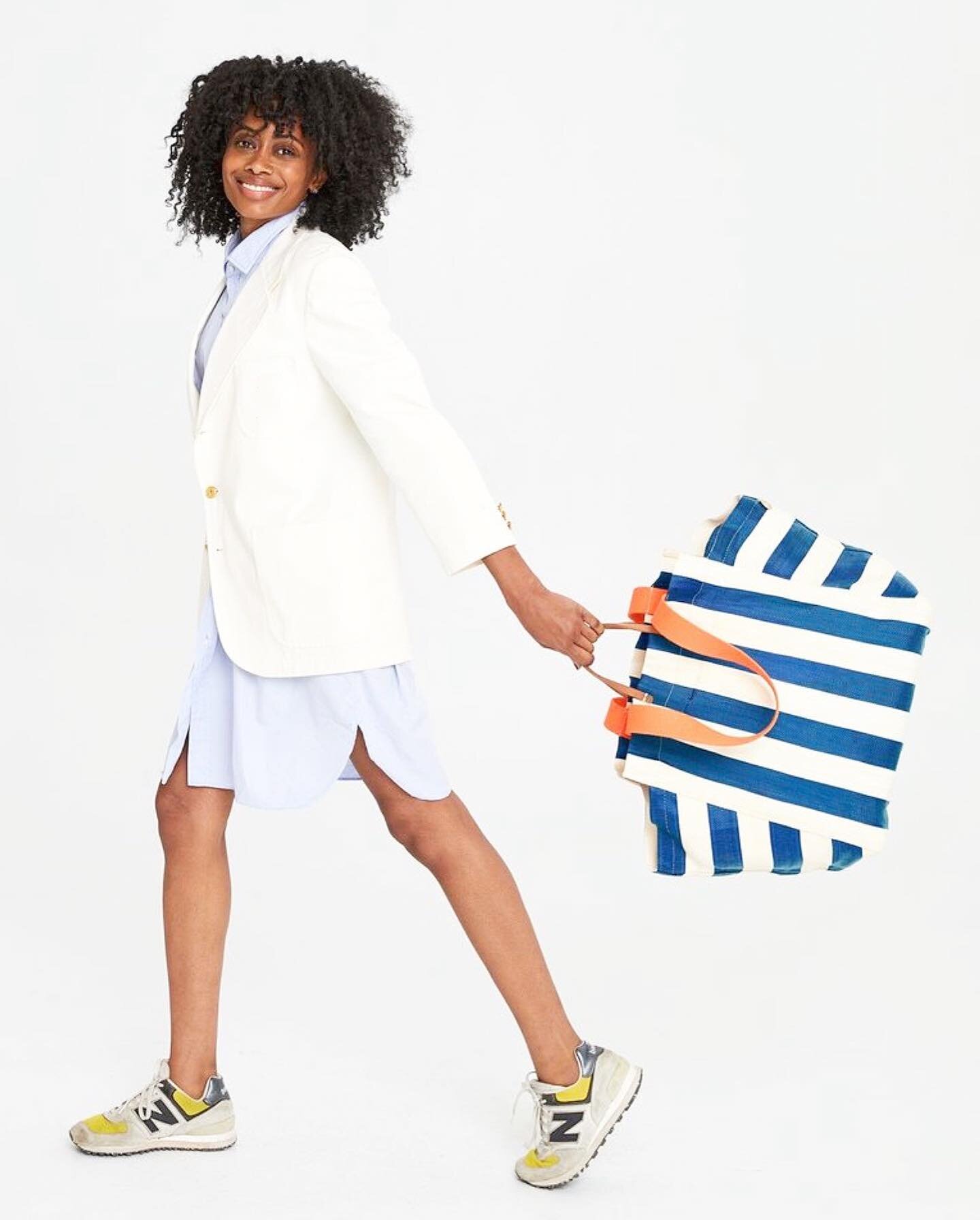 jumpin&rsquo; into the weekend&hellip;in all that summer style ☀️ 

&bull;
&bull;
&bull;
#weekendwardrobe #saturdaystyle #summerstyle #beltbag #summertote #aroundthestore #bagswag #shopgirl #coffeecart #blueandwhite  #stripesonstripes #classicstyle #