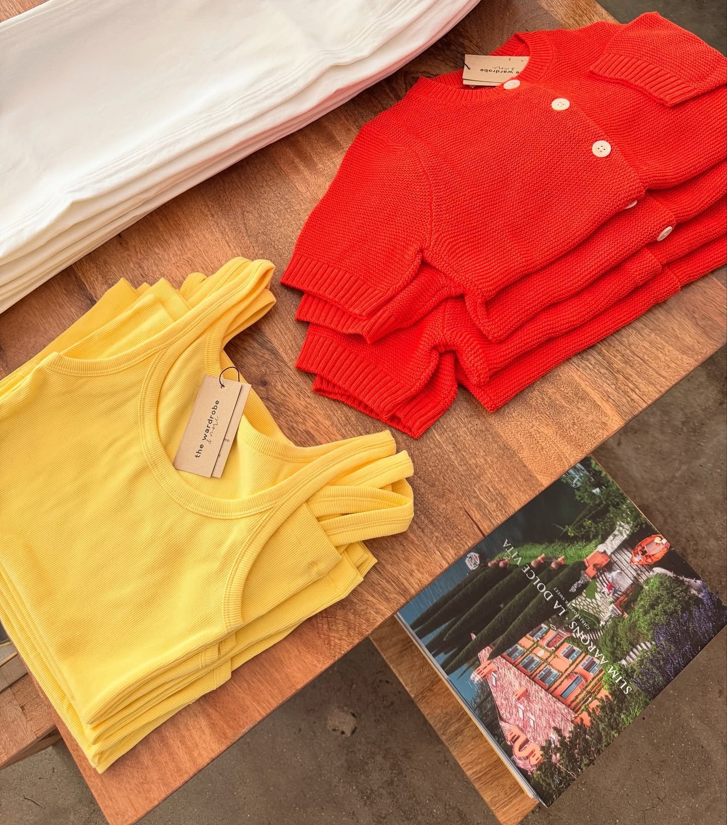 hello, sunshine!

&bull;
&bull;
&bull;
#hellosunshine #summerinwaiting #happygals #summmeryellows #weekendplans #springstyle #shopkeepers #gatherround #buttondownbabe #classicstyle #bluejeanbabe #easychic #wardrobestaples #classicstyle #janebirkin #c