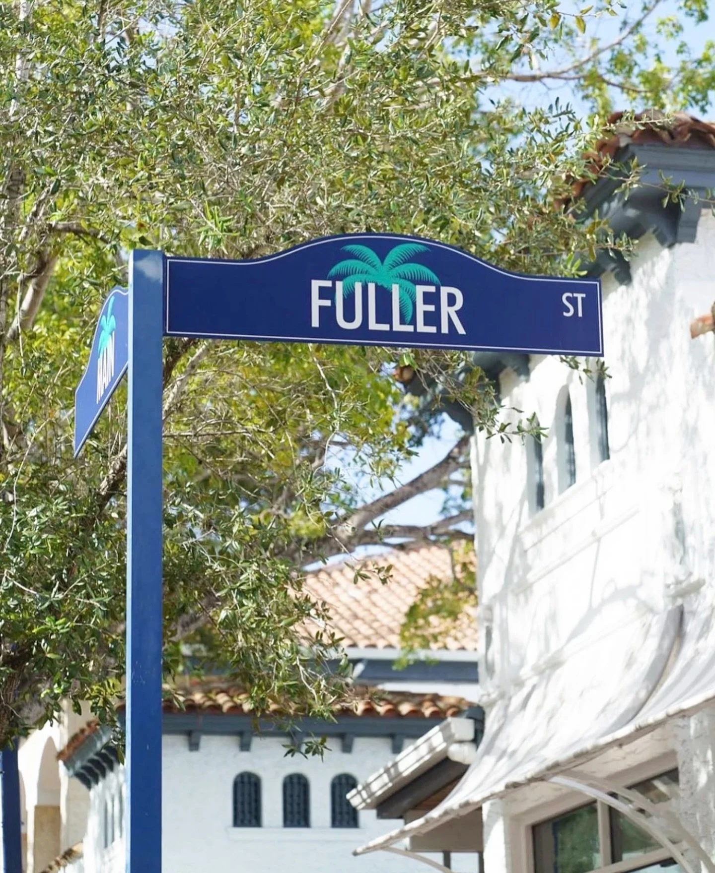 happy friday, see ya on Fuller! 

&bull;
&bull;
&bull;
#weekendwardrobe #fridayfinds #sweaterweather #novembervibes #denimdays #autumntones #fauxfall #fallinmiami #freshrack #shoplife #shopgirls #fallfashion #sagseason #cozyseason #shopkeepers #women