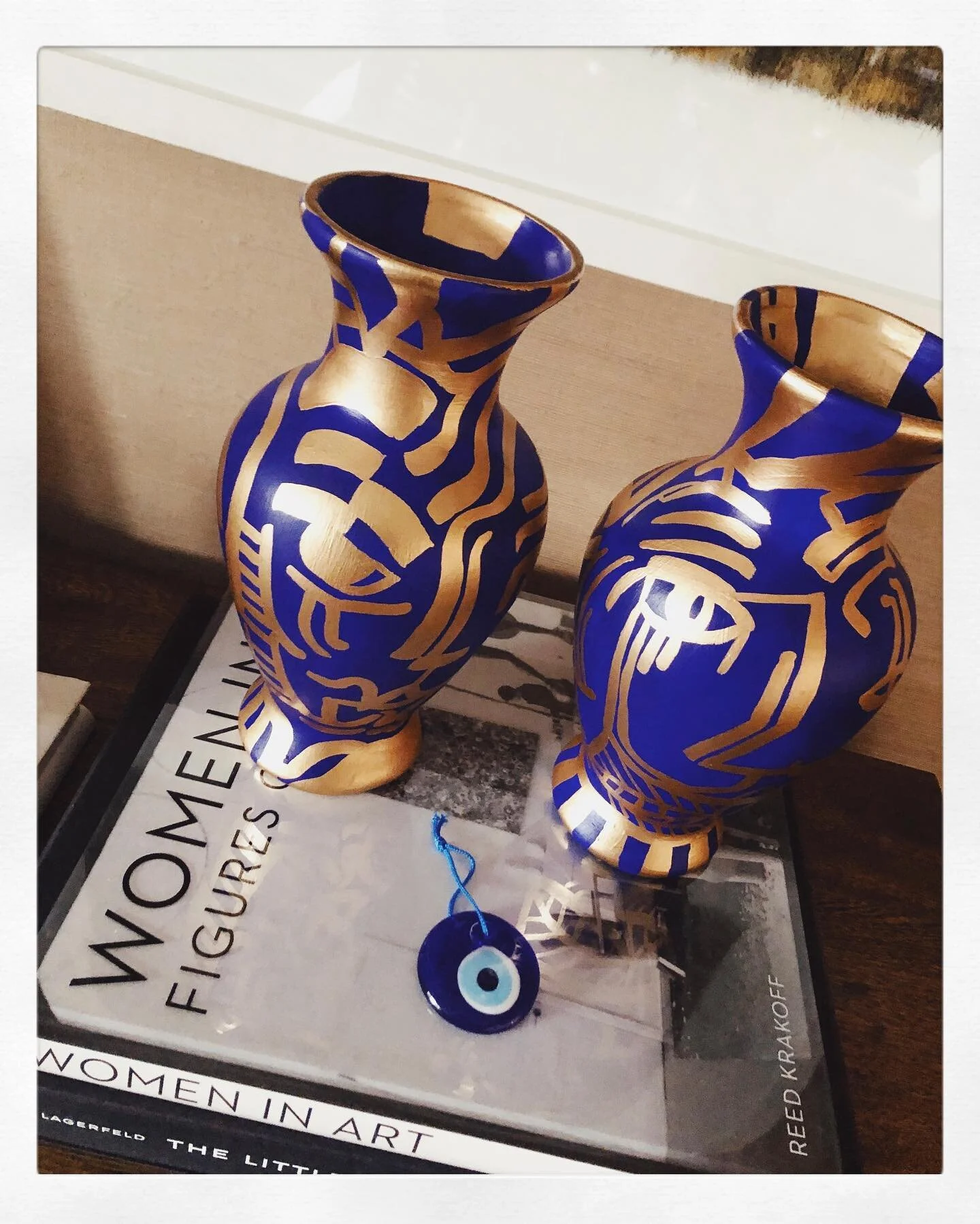 support art, moreover, support women in art. 

#madeincolombia #supportlocalart