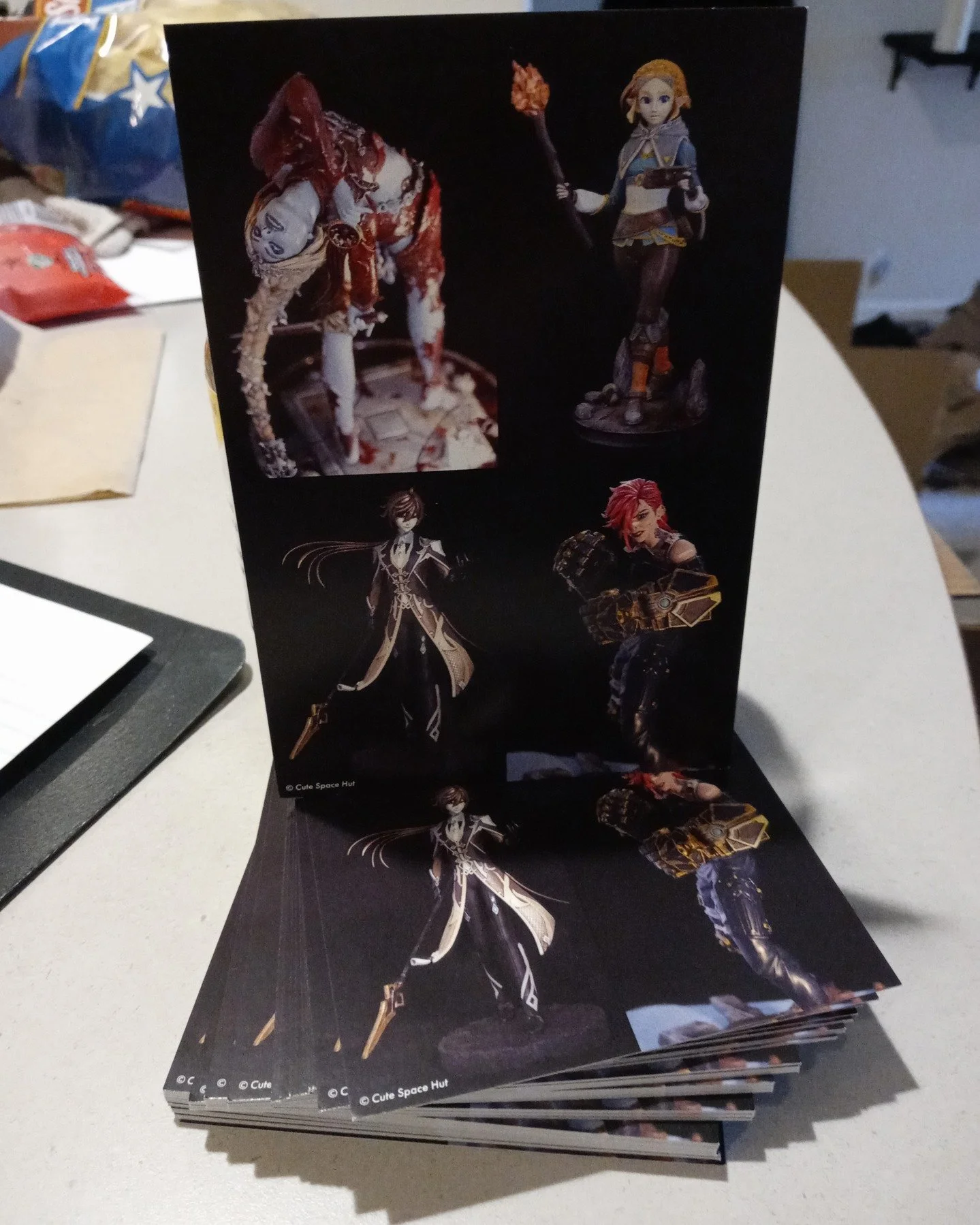 Just got our sexy new insert cards for our shop. Cute Space Hut awaaaaaaay! (Link in bio if you want me to send you one 'cause I totally will, and a model too, just you watch) 

#modelpainting #3dmodeling #etsyseller #3dprinting #fanart #zelda #arcan