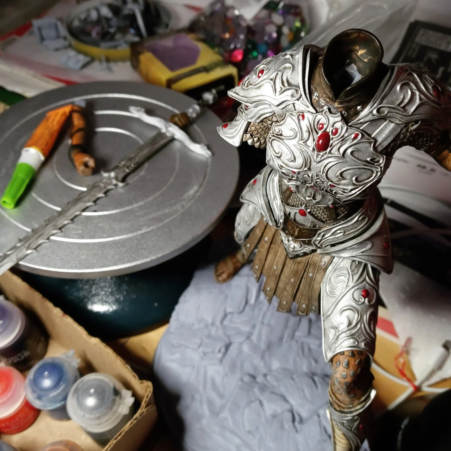 She's aaalmost done. In the final version she has a head, among other things.
Lae'zel, my girlfriend's gith girlfriend which I'm painting for my girlfriend. 
❤️
#3dprinting #3dart #fanart #baldursgate3