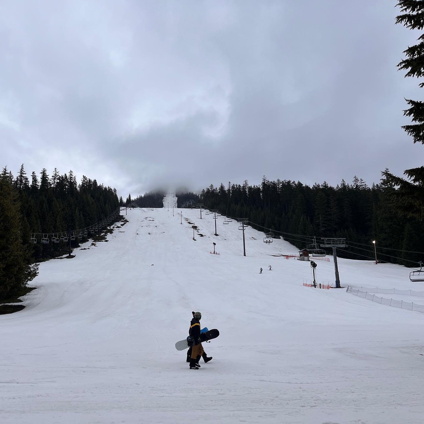 INITIAL IMPRESSIONS @skiwillamette, Oregon:
- Conditions weren&rsquo;t the best, with hard rain and heavy fog, but despite that all trails were open and trees were skiable with few exceptions. Impressive cover for mid April.
- Pretty good diversity o