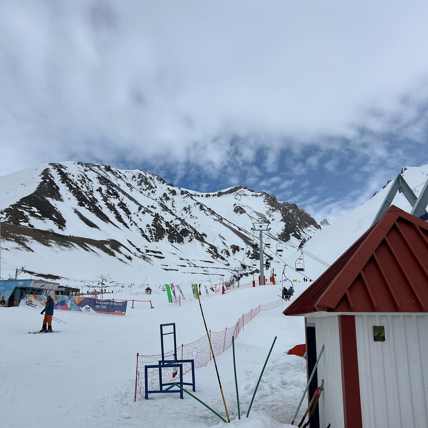INITIAL IMPRESSIONS @laslenasresort 🇦🇷
- Really interesting layout. Most of main mountain face is taken up by a huge rock face with steep and tight couloirs, so you need to go around the side to access the upper mountain. Only expert visitors can p