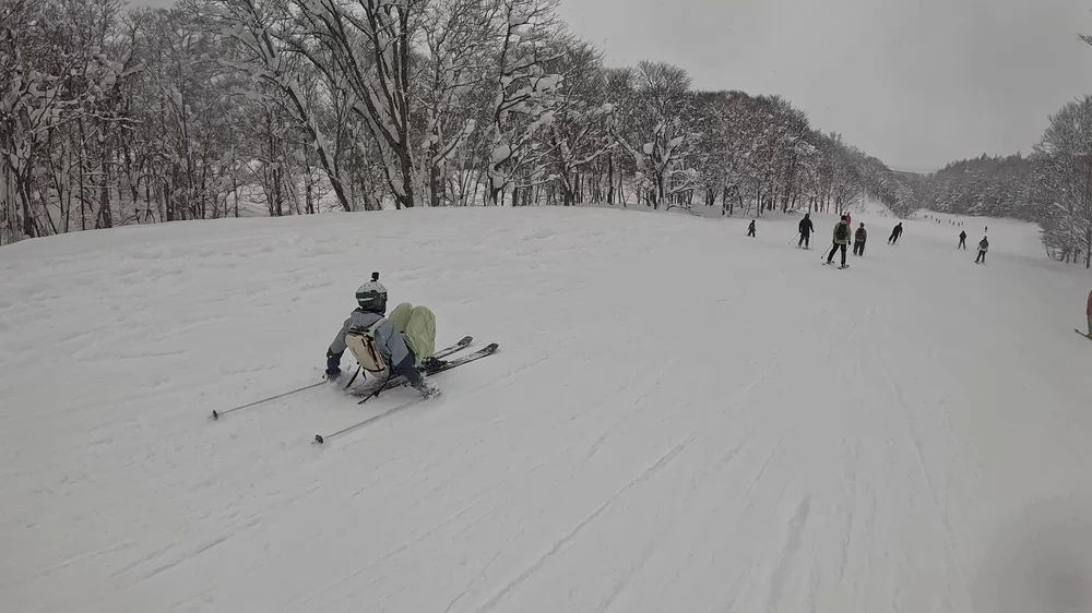 nisekoethancrouching