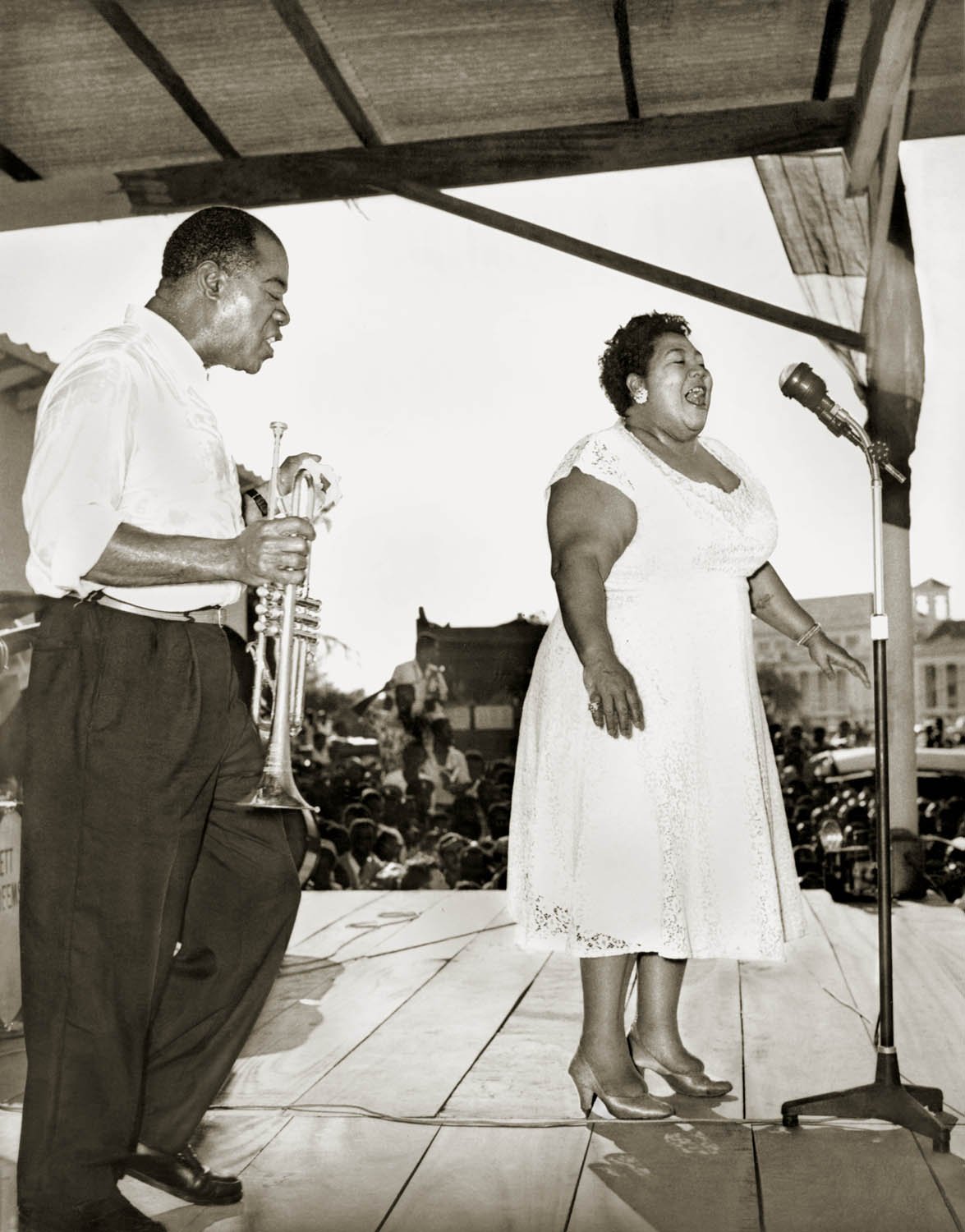 Louis Armstrong and the All Stars play to an audience of nearly 500,000. Accra, Gold Coast, 1956. Courtesy of the Louis Armstrong House Museum.