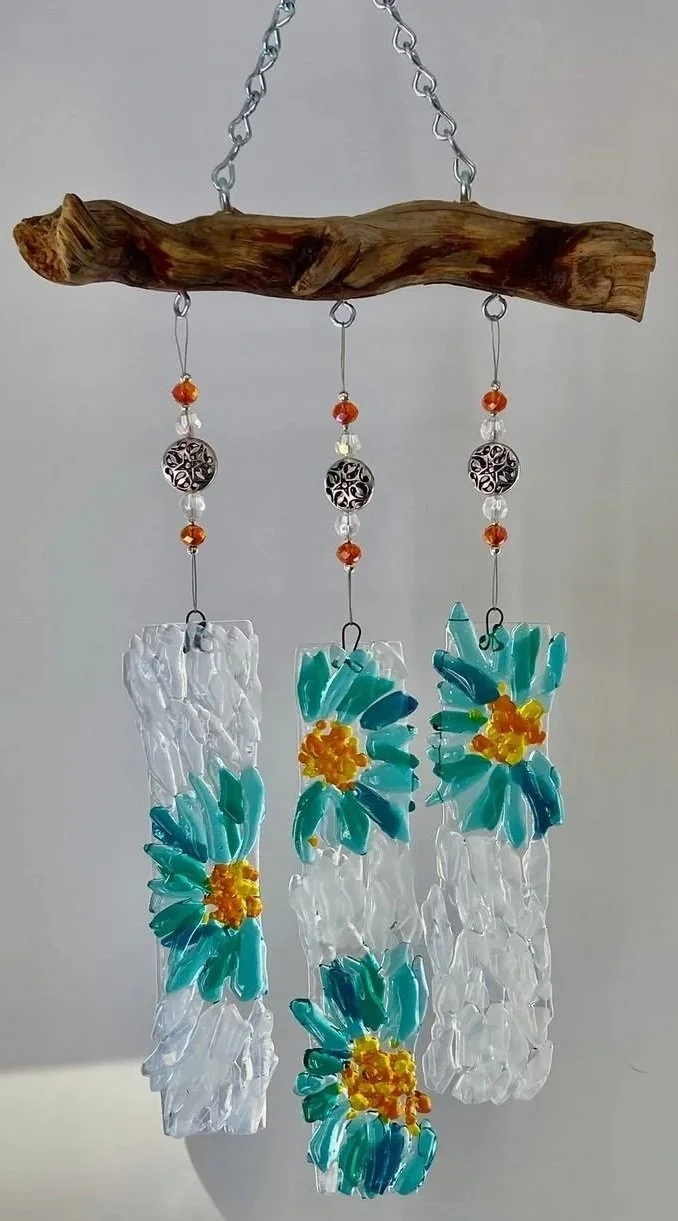 Pin+by+Suzi+Butler+on+Fused+Glass+-+Sizzle+Glass+by+Suzi+_+Glass+fusion+ideas%2C+Glass+windchimes%2C+Fused+glass+ornaments.jpg