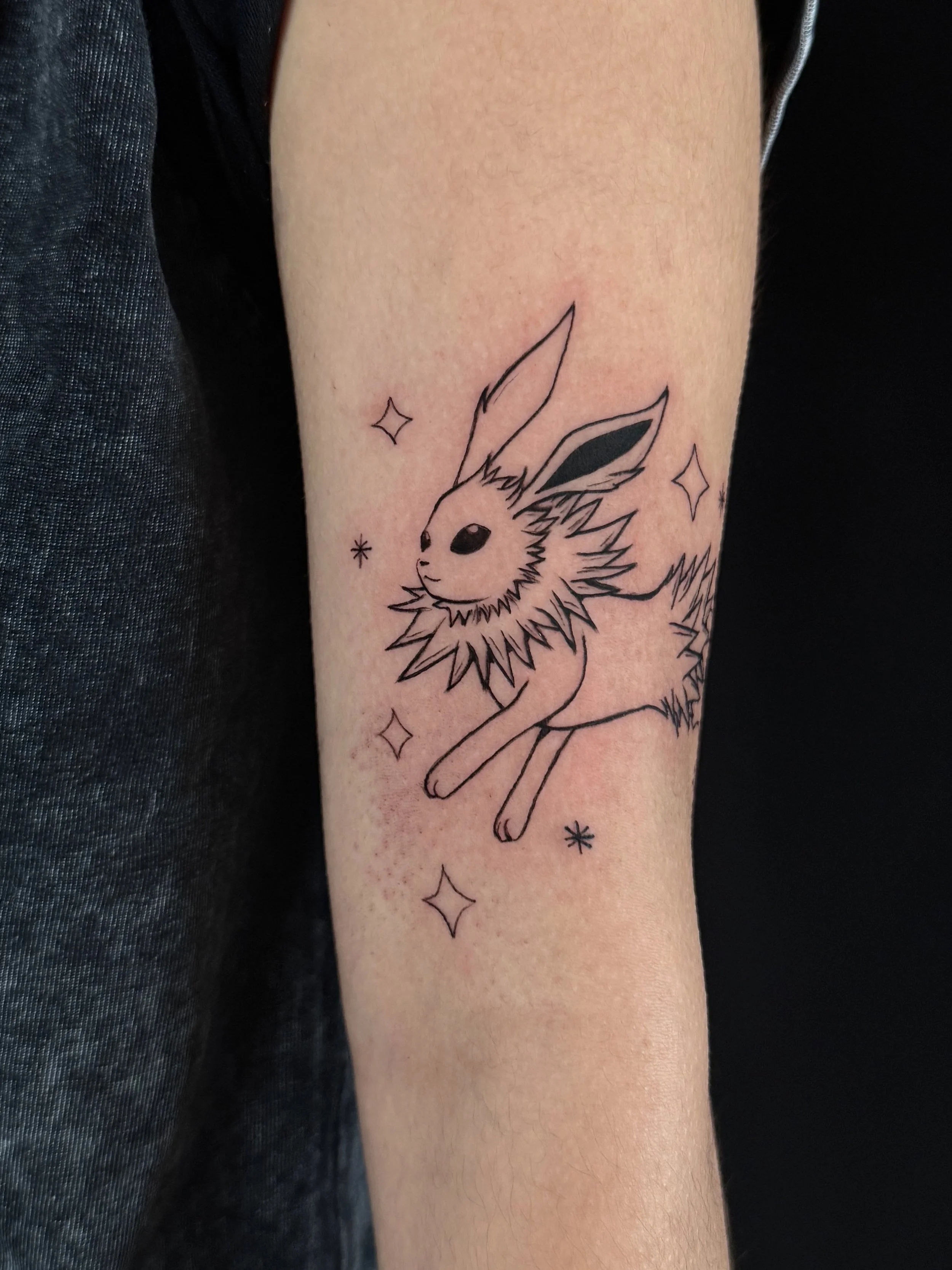 Jolteon for lovely @emimikyyuu Thank you so much girl 🥹🥹🥹 love doing Pokemon tattoos!! It brings me so much joy ✨✨✨
.
.
.

#oaklandtattoo
#bayareatattooartist #animetattoo
#pokemontattoo #oaklandflashtattoo