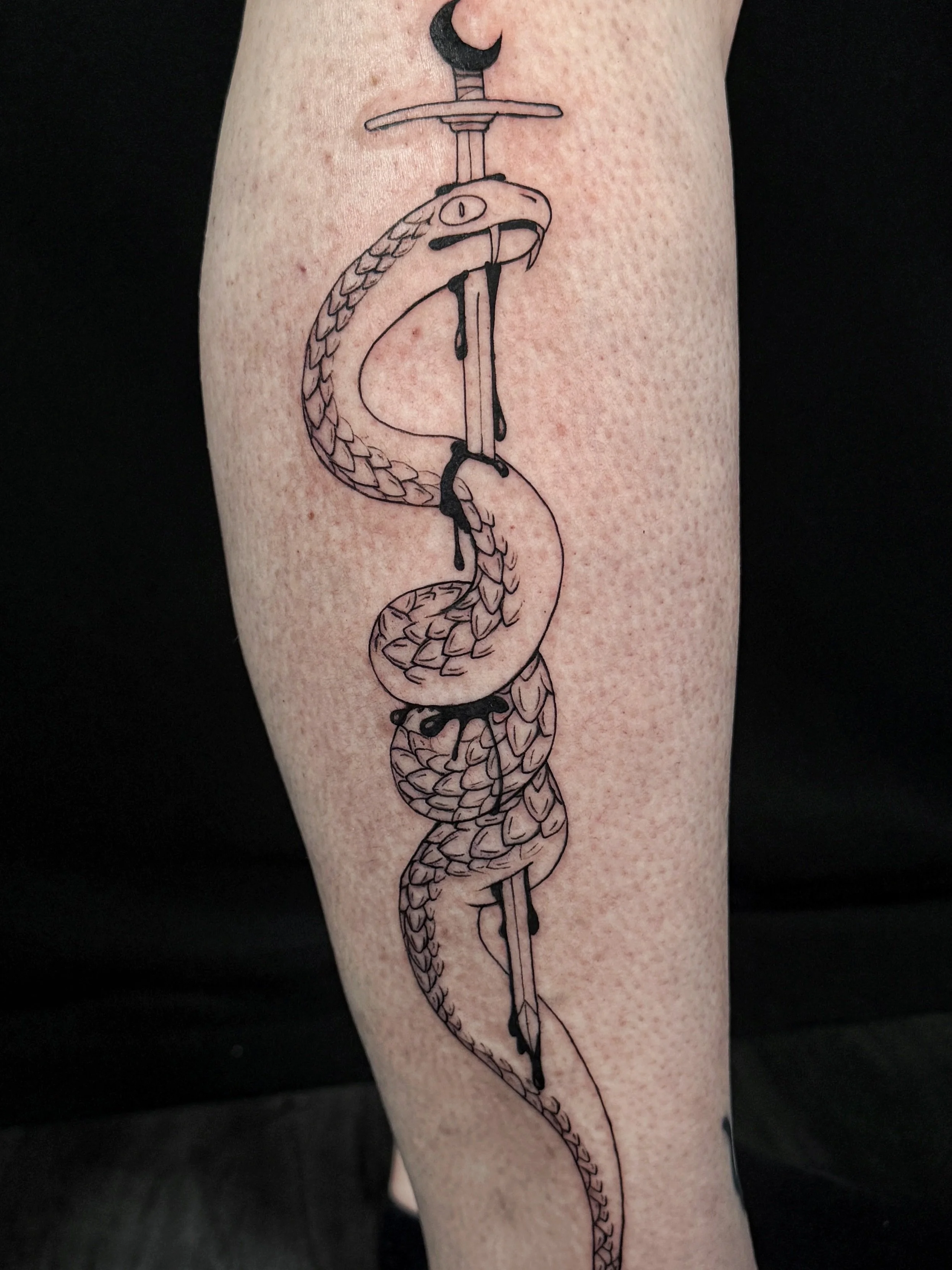 A stabbed snake for @kim_beezy_ ! Thank you girl! I love doing this project! So relaxing doing scales 😌✨! .
.
.
.

#oaklandtattooapprentice #bayareatattoo 
#tattooapprentice #oaklandtattoo 
#bayareaflashtattoo