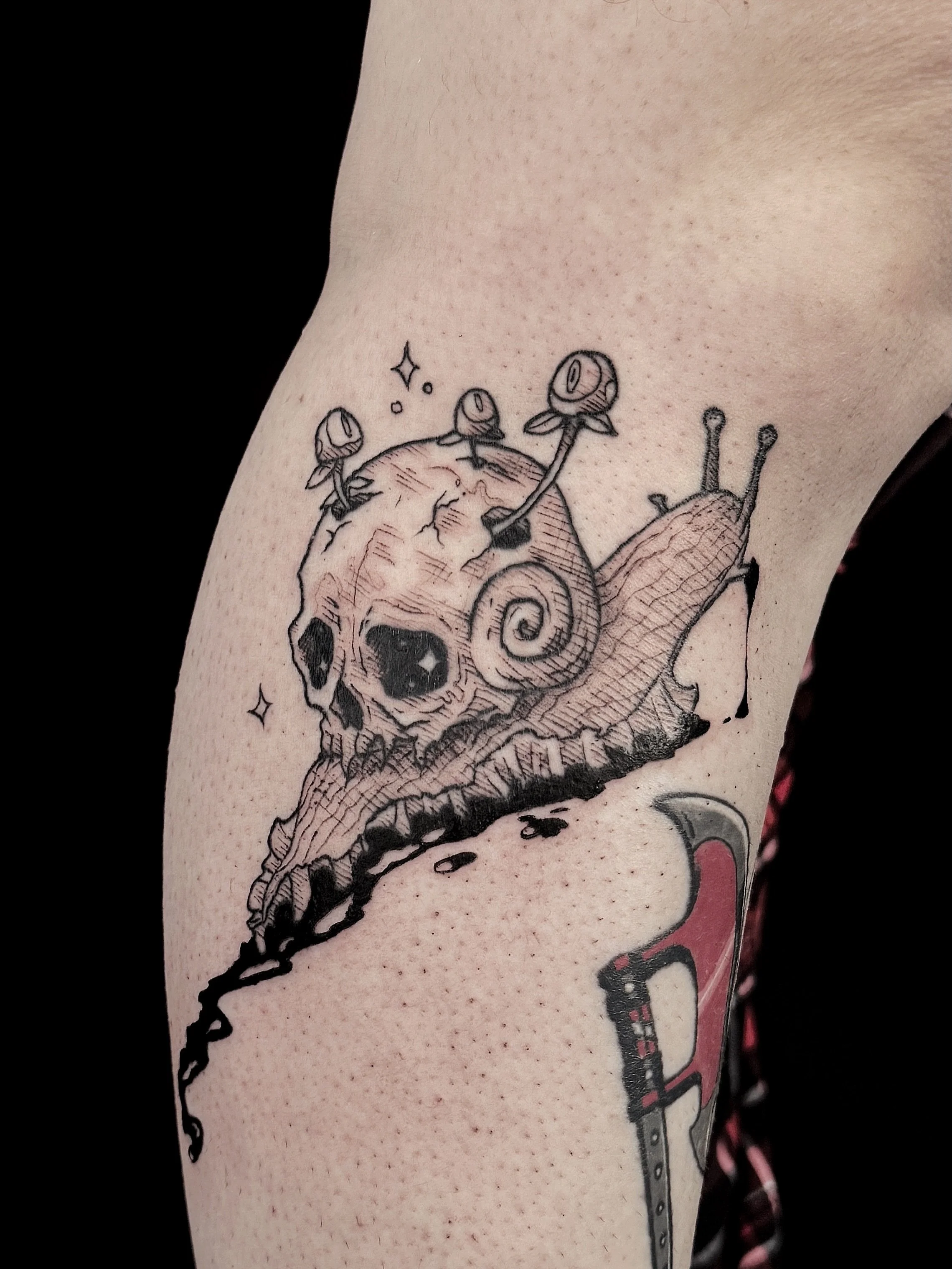 Skull snail for lovely @sharkalarka ! (Lines are healed, we just added the slime this session!) Thank you for trusting me girl! I love creepy stuff! It&rsquo;s giving junji Ito snail horror flashbacks 💅
.
.
.
.
#oaklandtattoo #sanfranciscotattoo #ma